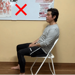 筋筋膜性腰痛（症）の座位の姿勢に注意